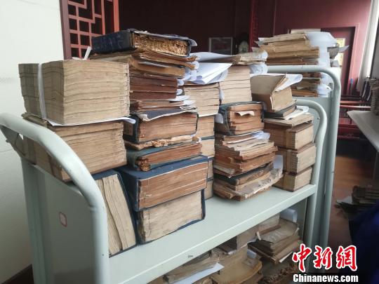 很多古籍由于年代久远，会出现残损的情况?！∷镦面?摄