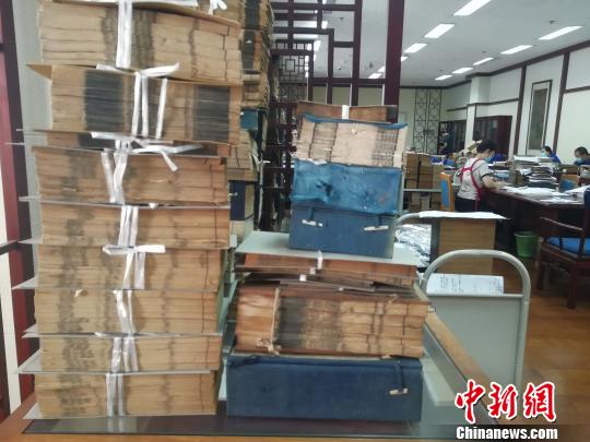 山东省图书馆历史文献部7名古籍编目工作人员，14年如一日，为70万本古籍做编目?！∷镦面?摄