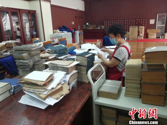 贾秀丽认为，古籍承载着山东省的优秀传统文化，通过编目后，可以让古籍摆放在书架上，方便更多的人阅读?！∷镦面?摄