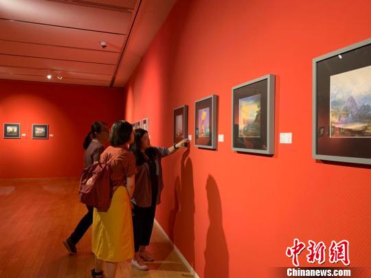 人工智能产品微软“小冰”的画作吸引参观者目光?！≌疟?摄