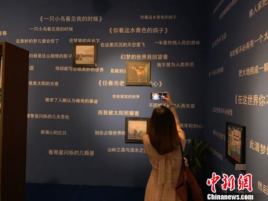 人工智能产品微软“小冰”的诗作吸引参观者目光?！≌疟?摄