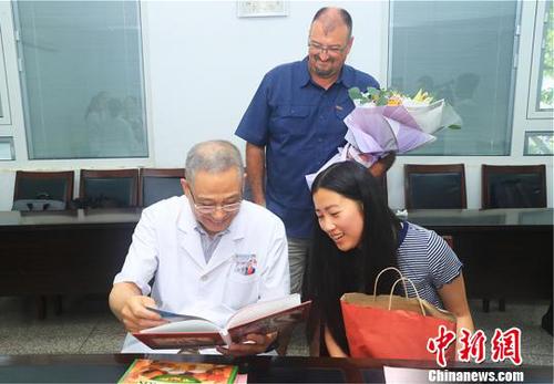 难忘15年前救命之恩美国一家人赴南京探望中国“亲人”