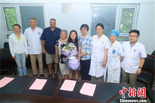 孔姗姗一家从美国前来感谢当年救治与帮助过她的人。　陈红明 摄