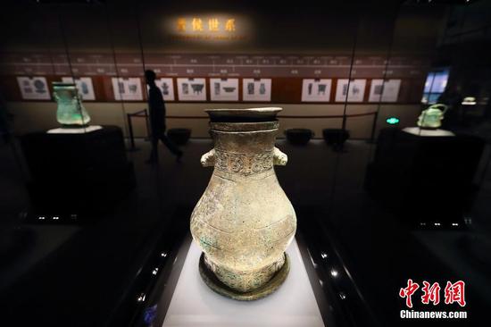 图为山西省曲沃县晋侯墓地出土的青铜圆壶。中新社记者 张云 摄