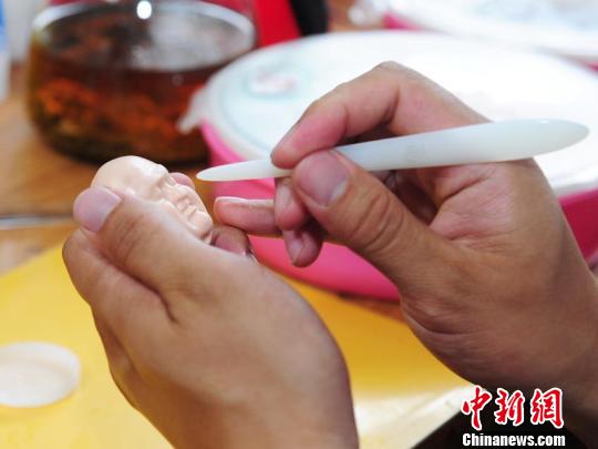 白春雨正在制作面塑 刘栋 摄 白春雨正在制作面塑 刘栋 摄
