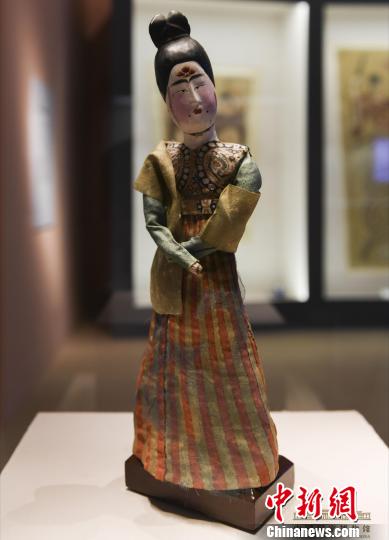 明星展品之一的唐代绢衣彩绘木俑 刘桐 摄 明星展品之一的唐代绢衣彩绘木俑 刘桐 摄