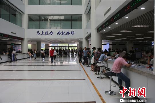 图为大连自贸区综合服务大厅?！∑臃?摄