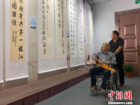 此次展览展出了从世界各地6000余人7636幅书法作品中评审出的20幅“卫夫人奖”优秀作品，以及203幅入展作品。　李庭耀 摄