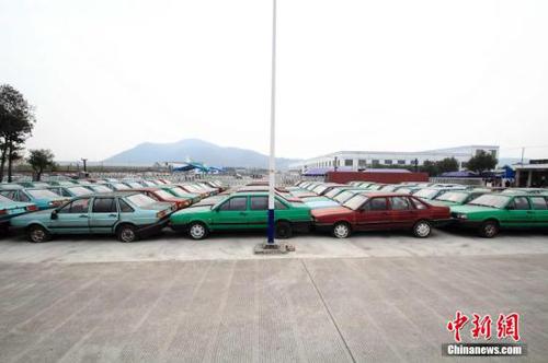 2014年11月13日，浙江绍兴市区城东一驾校门口停放了百余台报废的车辆，恰似报废车“坟场”。近年，绍兴市民学车劲头高涨，前往市区各所驾校学习的人逐渐增多，驾校的学员车辆频繁使用，报废车辆较多。<a target='_blank' href='http://www.chinanews.com/'>中新社</a>发 李瑞昌 摄 图片来源：CNSPHOTO