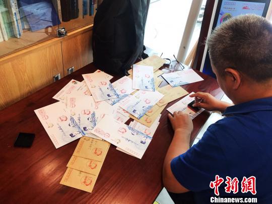 图案巧妙地将吴淞口灯塔与上海市市花白玉兰的元素融合在一起。　王子涛 摄