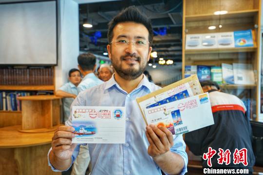 市民展示风景戳、明信片、纪念封等?！《?摄