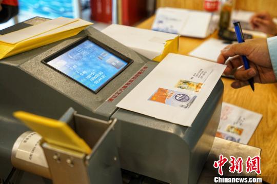 市民等待机器盖邮资机宣传戳?！《?摄