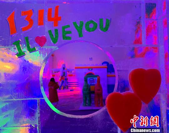 图为七彩城冰雪艺术馆内景。　刘小红 摄