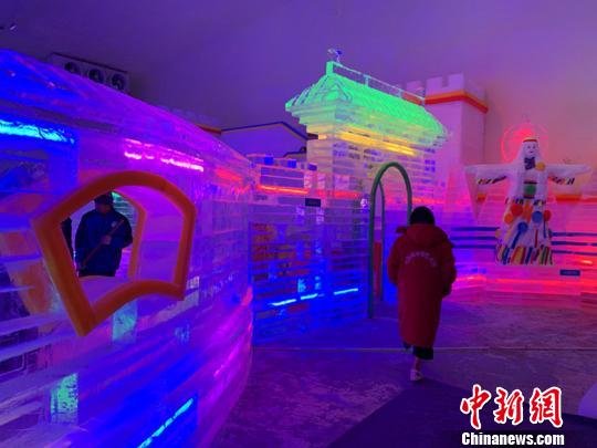 山西长治通天峡景区国际冰雕邀请赛开幕，七彩城冰雪艺术馆正式开园迎客。　刘小红 摄