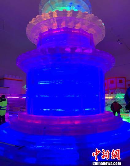 图为七彩城冰雪艺术馆内景?！×跣『?摄
