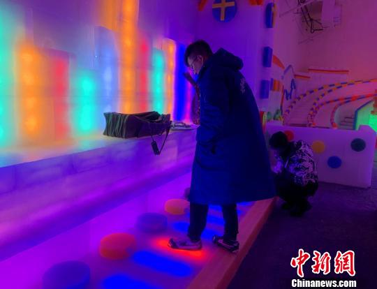 图为游客正在体验冰钢琴?！×跣『?摄