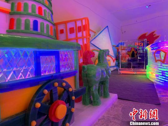 馆内主要景观分为五个区域，包括欢喜琴声、快乐滑道、长城流星、冰雪萨满、水晶马车、印象罗马、七彩天坛等近20处冰雪景观?！×跣『?摄