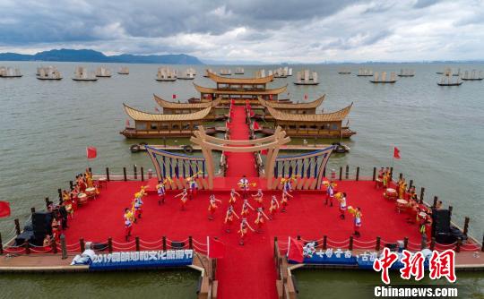 图为“2019昆明郑和文化旅游节”上的文艺演出?！∷喂庑?摄