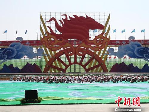 图为开幕式文艺表演?！±畎?摄