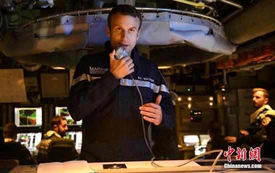 当地时间7月4日，法国总统马克龙视察法国战略导弹核潜艇“可畏”（Le Terrible）号，并体验了一下艇上官兵的战斗值班。图为马克龙在潜艇内讲话。