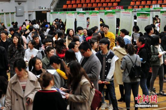 资料图：学生在双选会现场寻找合适的职位。<a target='_blank' href='http://www.chinanews.com/'>中新社</a>记者 于海洋 摄