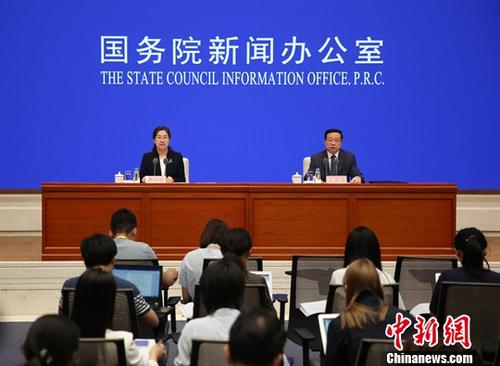 7月15日，国务院新闻办公室举行新闻发布会，国家统计局国民经济综合统计司司长、新闻发言人毛盛勇介绍2019年上半年国民经济运行情况，初步核算，上半年中国国内生产总值450933亿元，按可比价格计算，同比增长6.3%。<a target='_blank' href='http://www.chinanews.com/'>中新社</a>记者 杨可佳 摄