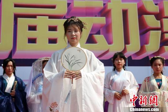 美女汉服走秀演绎古今碰撞?！⌒烨擅?摄