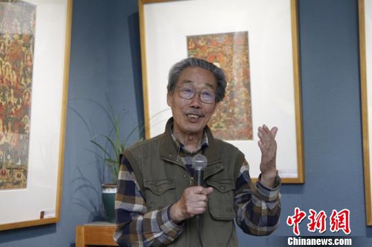 图为西藏美协顾问、著名画家余友心谈西藏宗教壁画历史发展?！≌岳?摄