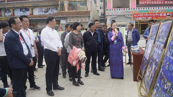 参观青海省各州包虫病防控成果展