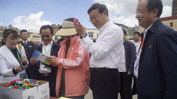 观摩青海省各州包虫病防控宣传物品