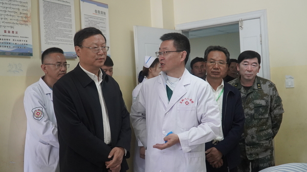 于玉树八一医院慰问包虫病患者