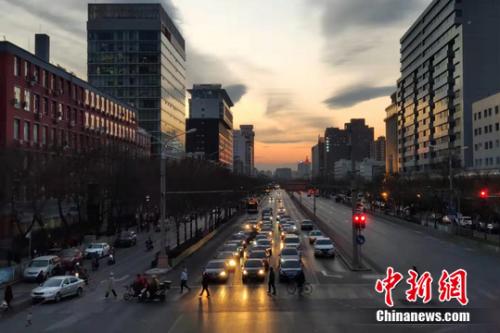 资料图：城市道路上的汽车。张旭 摄