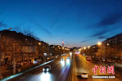 北京道路上行驶的汽车。 张旭 摄