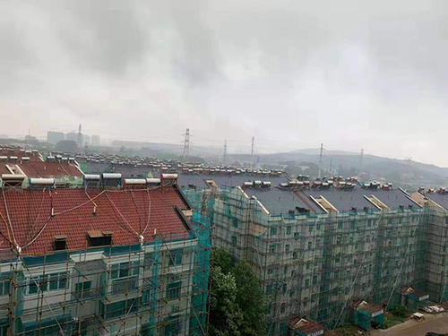 南京一老小区往瓦片喷漆算出新 监理单位:预算受限