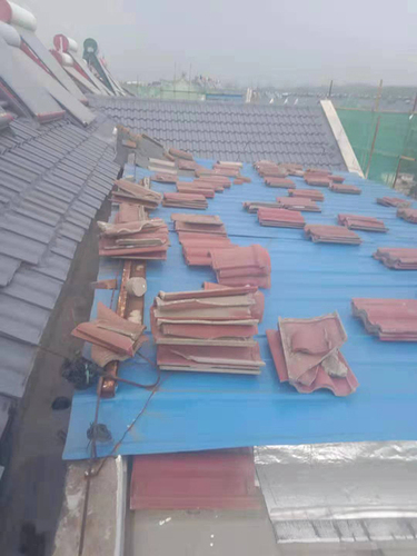 南京一老小区往瓦片喷漆算出新 监理单位:预算受限