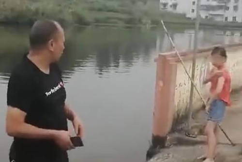 副镇长救起落水女童被拍下:我会游泳 救是正常事