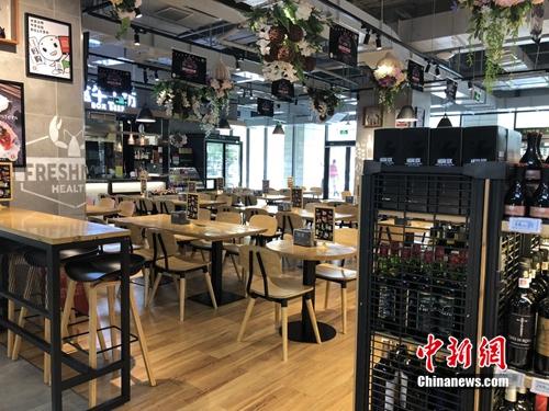 某超市内空荡荡的餐饮区。<a target='_blank' href='http://www.chinanews.com/' >中新网</a> 吴涛 摄