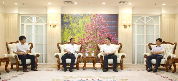 02、签约仪式前，校党委书记谢辉和耿成书记等一行交换意见。