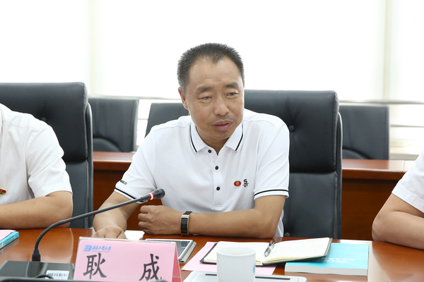 4、乌兰浩特市开发区党工委书记、管委会主任耿成在座谈会上和校方交流