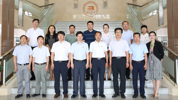 5、北工大与乌兰浩特市政府签署《政产学研联合基地建设合作协议》后留念