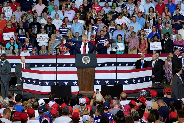 特朗普竞选集会再批穆斯林女议员 她用一首诗回击