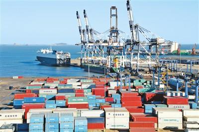 2019年1月28日，山东烟台港集装箱码头一片繁忙。唐 克摄（人民视觉）