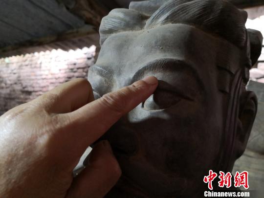 图为马石凹制作的兵马俑仿制品细节?！〉程镆?摄