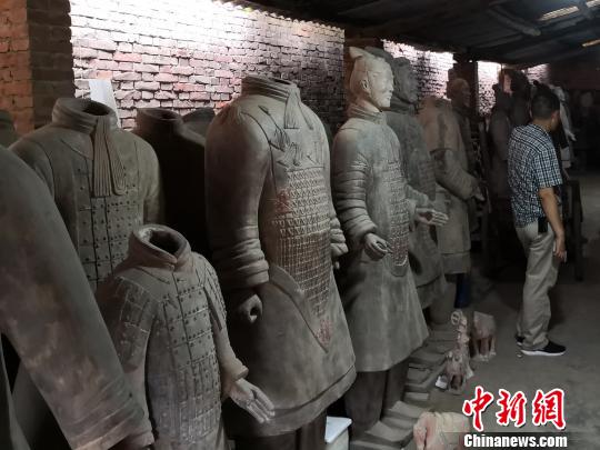 图为工厂里的兵马俑仿制品?！〉程镆?摄