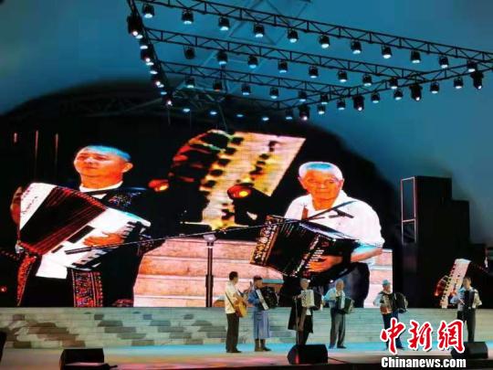 塔城市几位民间手风琴演奏高手合奏《什噶那什噶》?！」厍锷?摄
