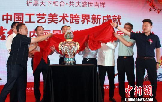 中国内画景泰蓝大师跨界创作《天下吉祥》宝尊首发