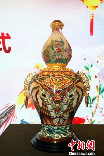 这是张同禄、王习三大师首次联袂将中国两大非遗绝技景泰蓝与内画跨界合璧创作出的《天下吉祥》宝尊?！⊙钋逦?摄