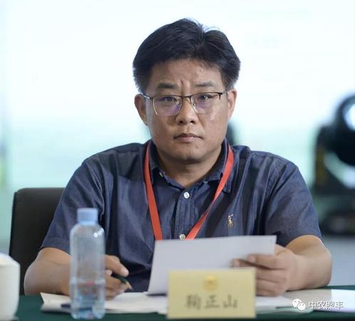 自然资源部国土整治中心研究员鞠正山针对盐碱地的技术、开发方面的问题发表了独特的见解。