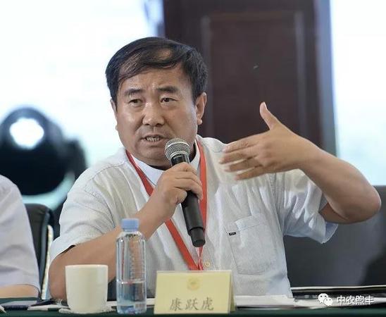 中国科学院地理所研究员康跃虎从盐碱地农业的新理论、新技术发表了见解。