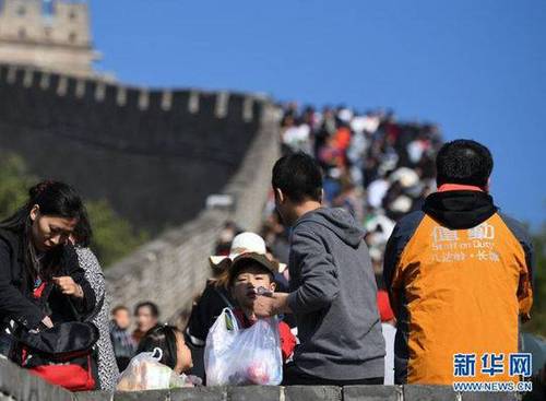 八达岭长城11天至少3次预警 一天6.5万游客啥概念?
